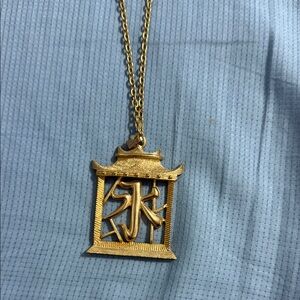 Elegant Gold Pendant Necklace